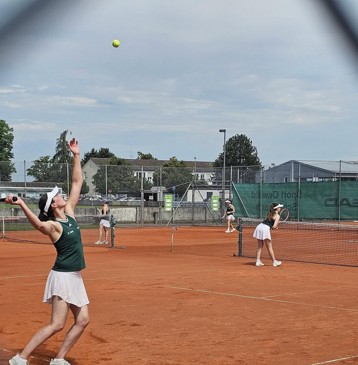 Tennis am Sandplatz des TC Grün-Weiß Arnbruck